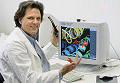 Prof. Gerwert zeigt ein Computerbild des Proteins
