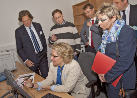 NRW-Wissenschaftsministerin Svenja Schulze erkundet die neuen Diagnosemethoden fr Krebserkrankungen an der RUB