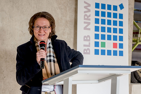 Ministerin Ina Scharrenbach betont, wie stolz das ganze Land NRW auf die Entwicklung des Gesundheits- und Forschungssektors in Bochum ist. © RUB, Marquard