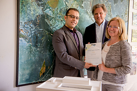 Preistrger Yosef Hesham, Lehrstuhlleiter Klaus Gerwert und Karin Hollricher von der Firma Witec (von links) © RUB, Marquard