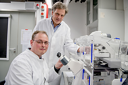Frederik Großerüschkamp und Klaus Gerwert entwickelten eine auf Infratspektroskopie basierende Untersuchungsmethode, die verschiedene Gewebe unterscheiden hilft. © RUB, Marquard