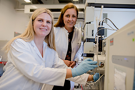 Kathrin Witzke und Barbara Sitek (von links) analysierten Tausende Proteine aus Gewebeproben. © RUB, Marquard