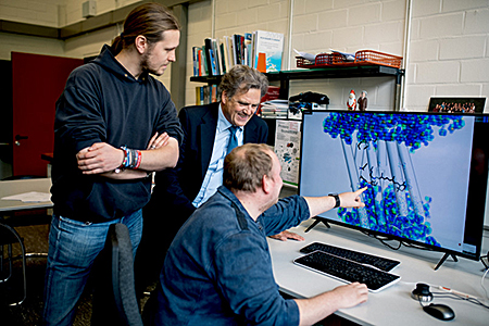 Max Dreier, Klaus Gerwert und Stefan Tenningkeit (von links) betrachten die Darstellung eines Proteins. © RUB, Kramer