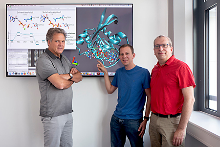 Klaus Gerwert, Till Rudack und Carsten Kötting (von links) forschen schon seit Jahren an Schalterproteinen, zu denen auch das hier gezeigte Ras-Protein gehört. © RUB, Kramer