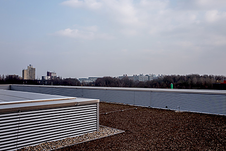 ...aufs Dach. Blick vom Forschungsbau nach Sdosten auf den angrenzenden Campus der RUB und das Uni-Center © RUB, Kramer 