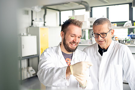 Dennis Eickelbeck (links) und Stefan Herzlitze untersuchen lichtaktivierbare Proteine. © RUB, Kramer 