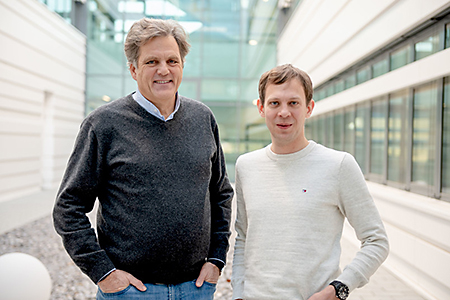 Klaus Gerwert (links) und Till Rudack wollen Proteineigenschaften künftig maßschneidern. © RUB, Marquard