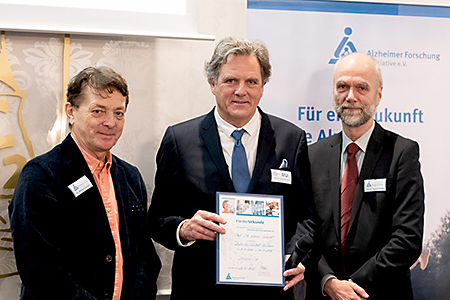 Prof. Dr. Klaus Gerwert (Mitte) mit Dr. Michael Lorrain (links) und Prof. Dr. Thomas Arendt (rechts) bei der bergabe der Frdervereinbarung. © Patricia C. Lucas Photography