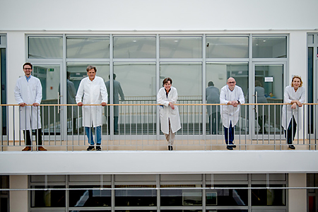 Hendrik Jütte, Klaus Gerwert, Andrea Tannapfel, Frederik Großerüschkamp und Anke Reinacher-Schick (von links) haben an der Studie zusammen gearbeitet. © RUB, Marquard
