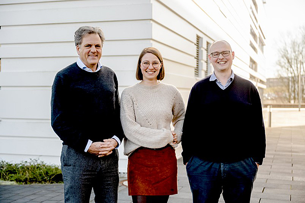 Klaus Gerwert, Stephanie Schörner und Frederik Großerüschkamp (von links) wollen mithilfe Künstlicher Intelligenz die Diagnostik von Darmkrebs verbessern. © RUB, Marquard