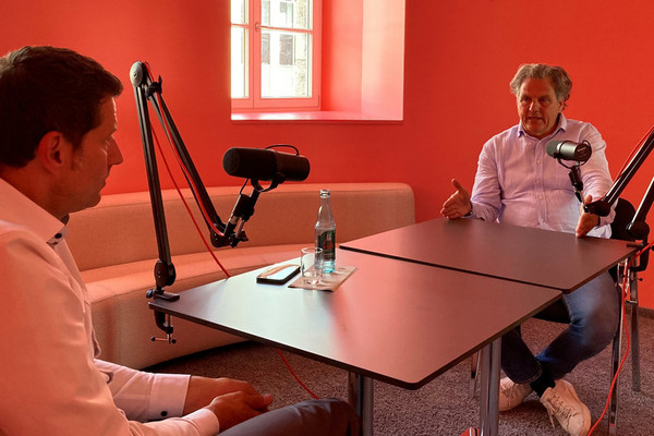 Podcast: Klaus Gerwert (rechts) im Gespräch mit Bochums Oberbürgermeister Thomas Eiskirch. © Stadt Bochum