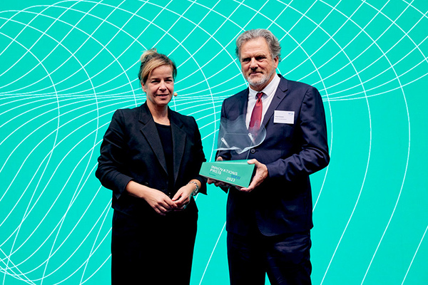 NRW-Wirtschaftsministerin Mona Neubaur (links) hat Klaus Gerwert gerade den Preis überreicht. © MWIKE NRW